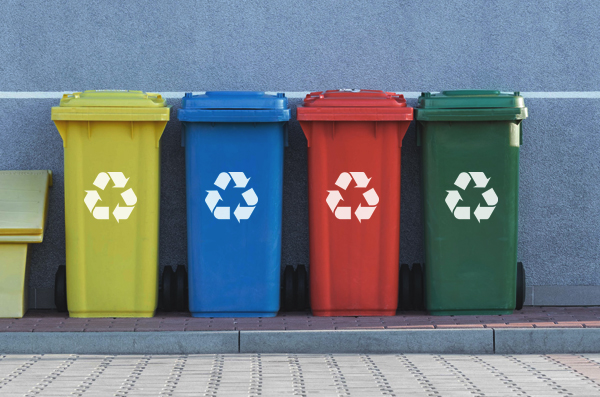 Mülltonnen mit Recyclingsymbol