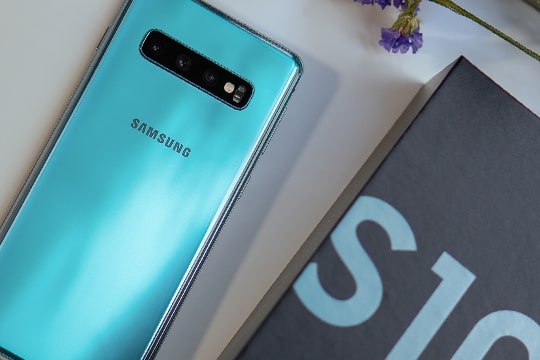 Das refurbed Samsung Galaxy S10 begeistert mit seinem Design.