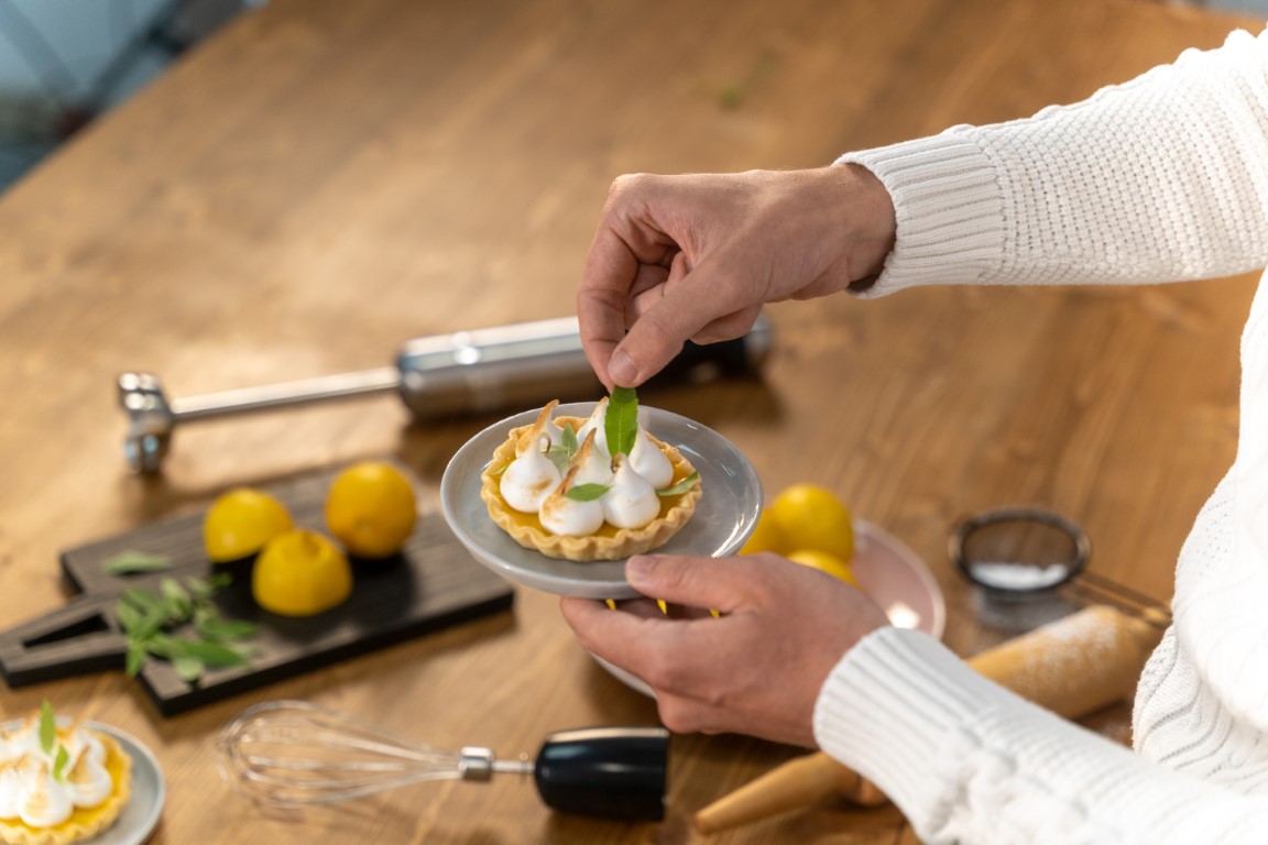 Zitonen-Tartelettes mit nachhaltigeren Küchengeräten von refurbed gebacken