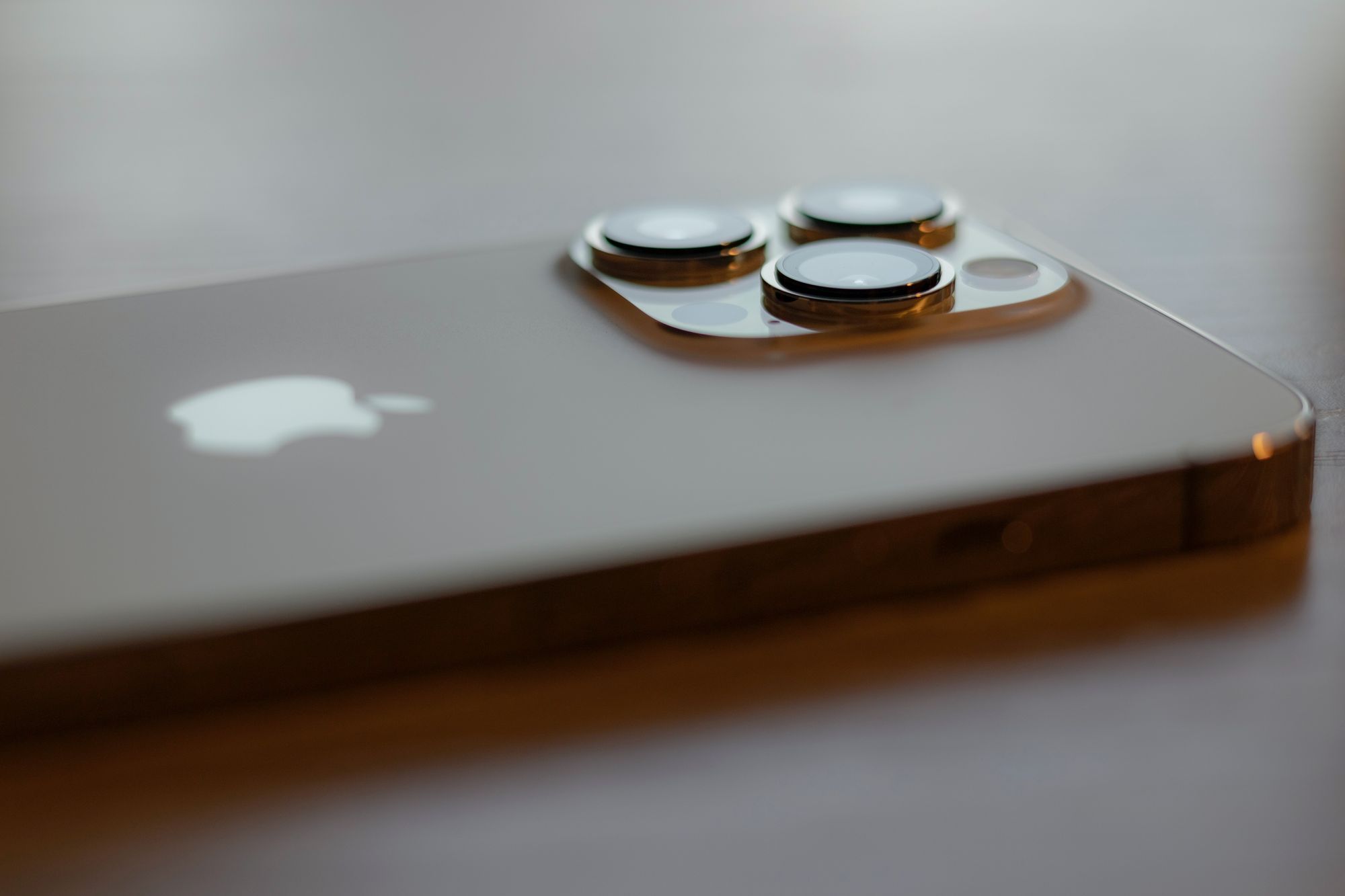 Bild av iPhone 14 Pro: ser den inte bekant ut? - Foto av James A. Molnar på Unsplash