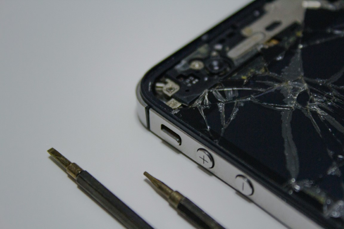 Smartphone-Reparatur, Foto von Anton Maksimov 5642.su auf Unsplash