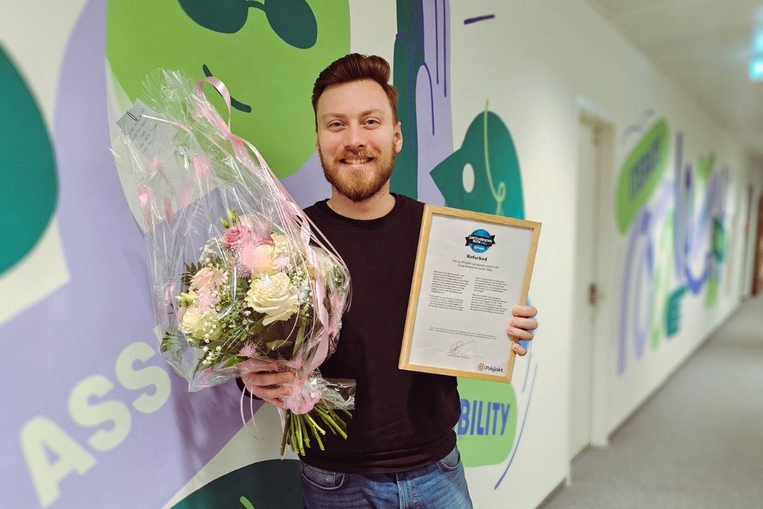 Alexander Jost auf der Stroth från refurbed tilsammans med diplom och blommor från Prisjakt