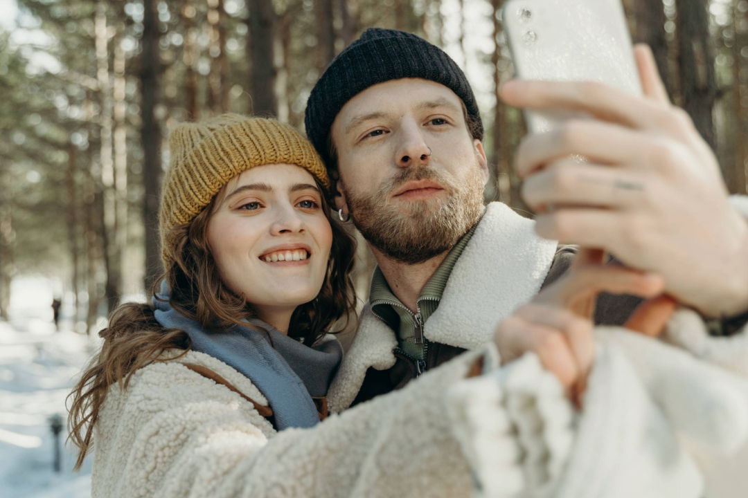 Koppeltje neemt een selfie.