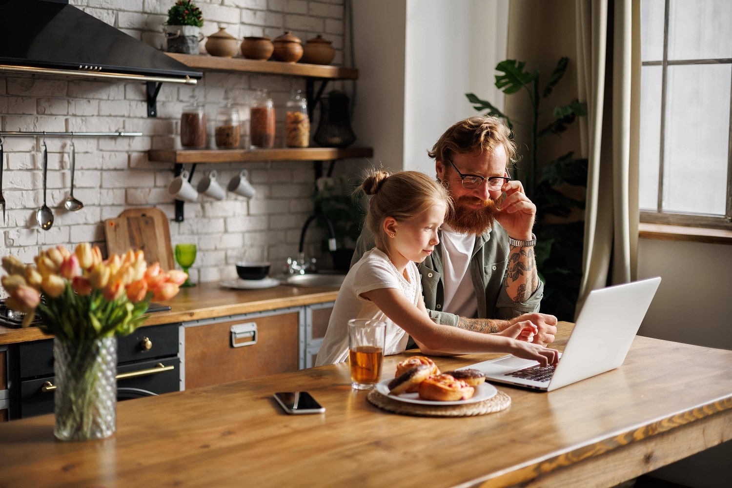 Father and daughter with a refurbished laptop