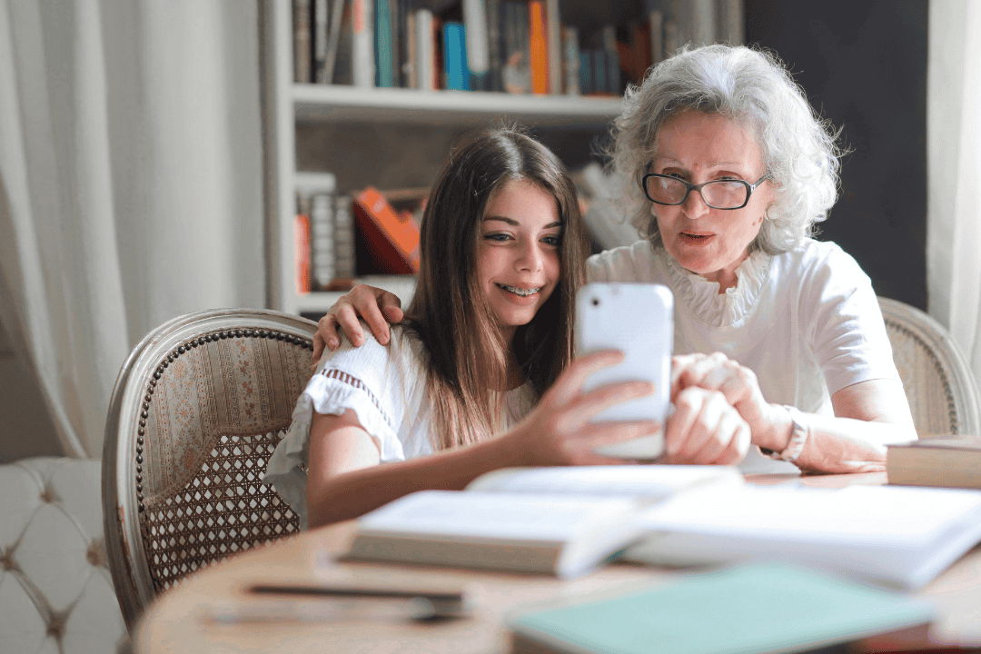 Flicka ger sin mormor en iPhone i present
