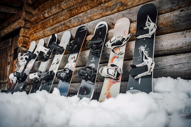 refurbed Snowboads bei der Hütte