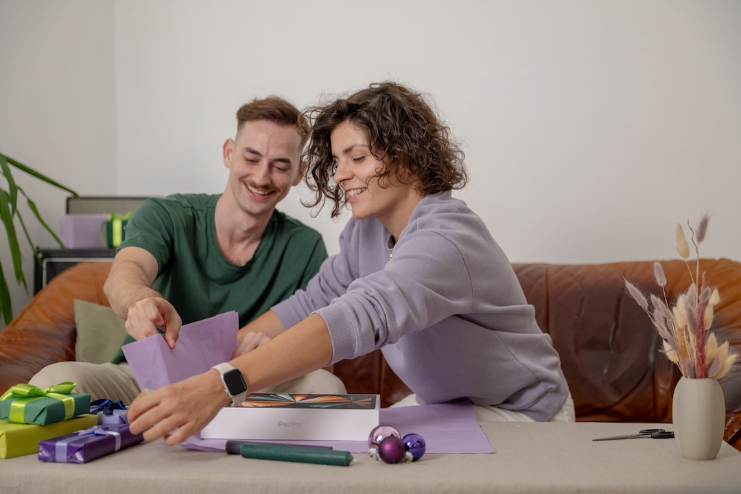 Meschen packen refurbished Weihnachtsgeschenke ein