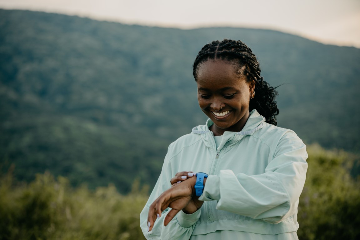jonge vrouw kijkt naar smartwatch