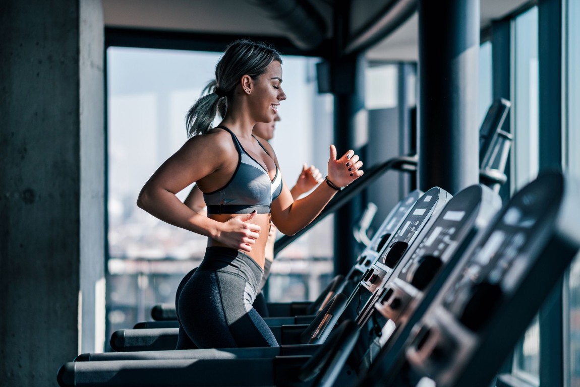 Vrouw op fitnesstoestel